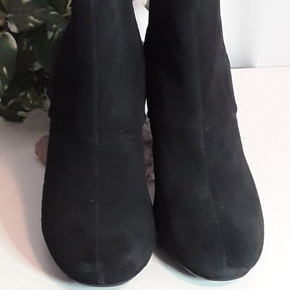 CLARK'S NWOT Bendables Black Suede Zip Booties Boots Size 8 - Picture 2 of 5